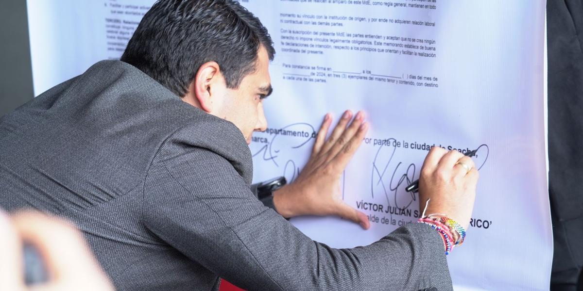 Alcalde de Soacha, Julián Sánchez 'Perico', firmando el acuerdo.