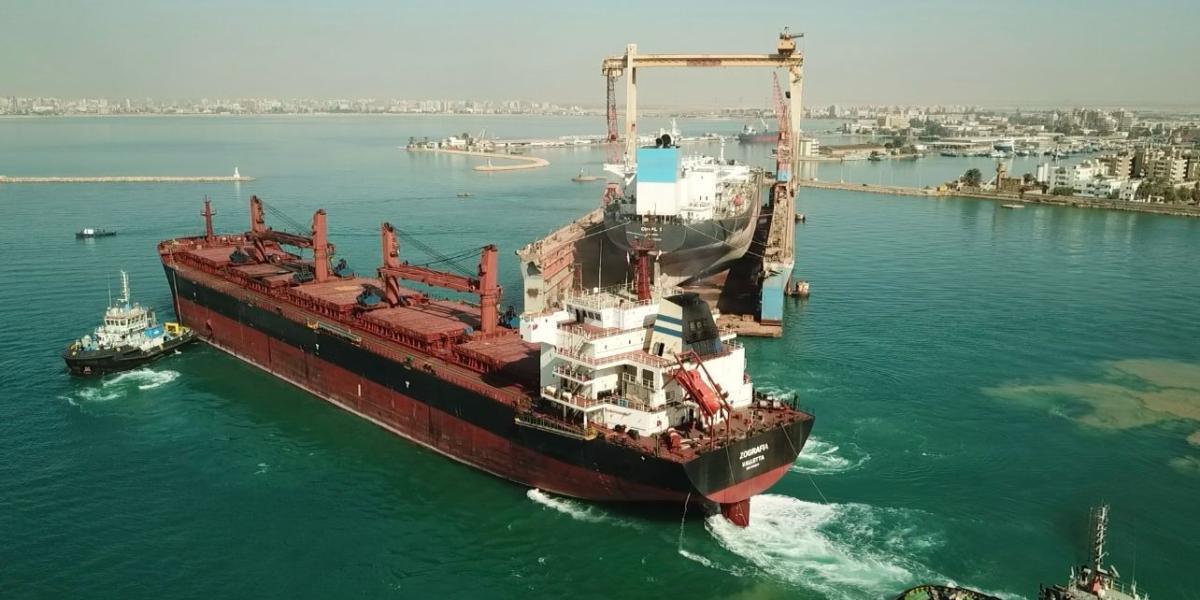 Un granelero de la Suez Shipyard Company en Egipto es reparado en enero tras ser alcanzado por un misil balístico en el Mar Rojo.