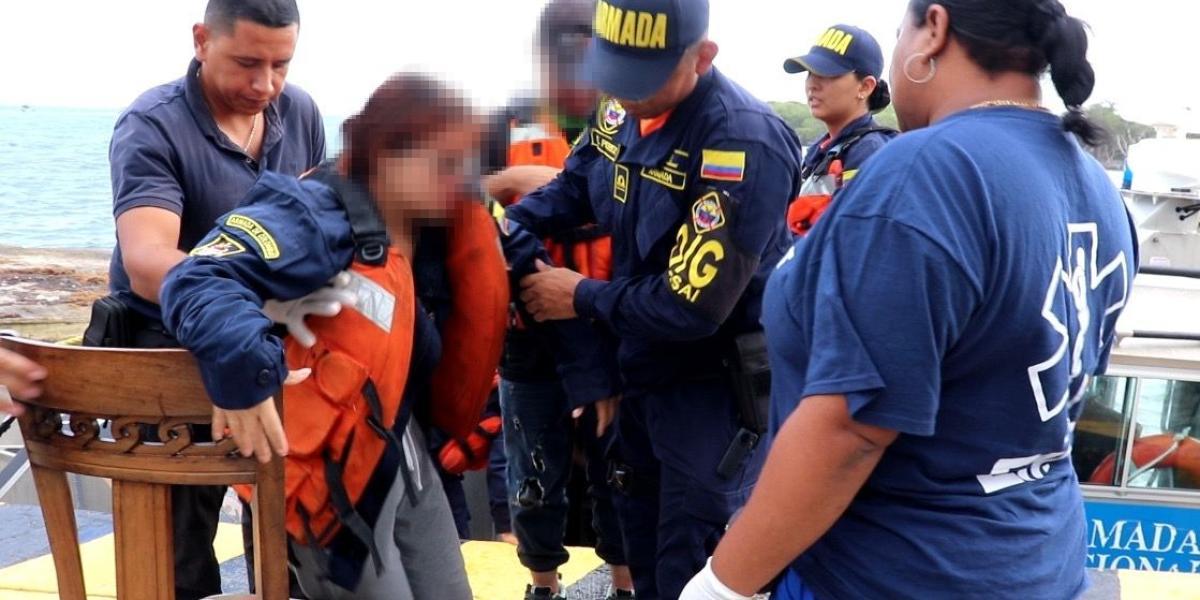 La Armada rescató a 15 personas.
