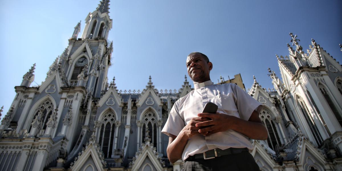 Cali Colombia 10 de julio de 2024
El padre Wiston Mosquera, el primer obispo de raza negra que tendrá el país. En la actualidad es vicario general de la Arquidiócesis de Cali y párroco de la Catedral de San Pedro, en el centro de la ciudad. 
Se ordenará en septiembre y luego será enviado a la Catedral de Quibdó, Chocó. 
Fotos Santiago Saldarriaga Quintero / EL TIEMPO
@sachisaldarriaga