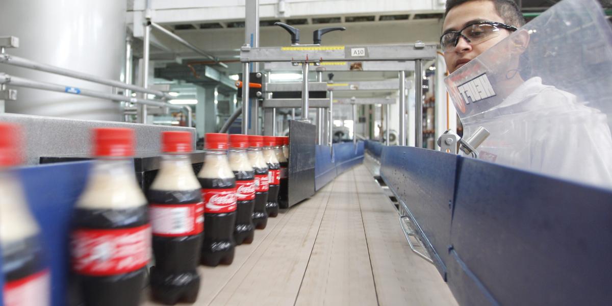 Aspectos del proceso de producción de una de las botellas de Coca Cola con materia  reciclable