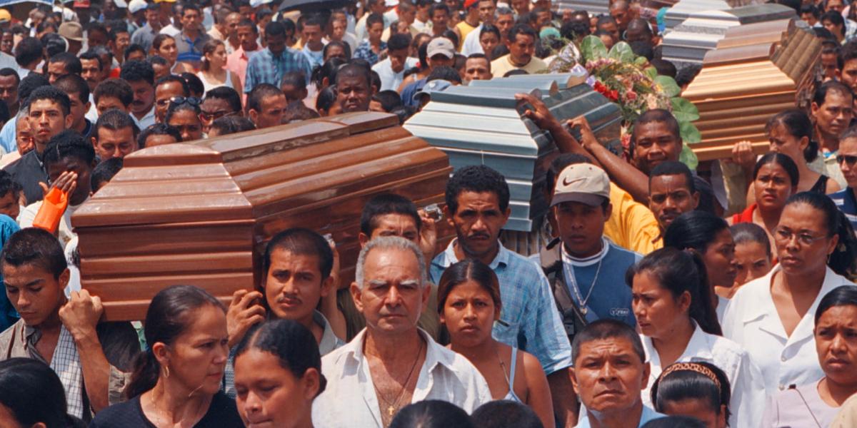 Foto de archivo del 2002 que muestra el sepelio de las víctimas de la masacre cometida por las Farc en la Finca Villa Lucía, en Apartadó, Urabá antioqueño.