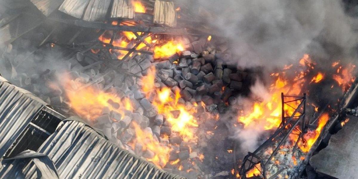 Los bomberos advirtieron que el humo tóxico podría extinguirse en varios días.