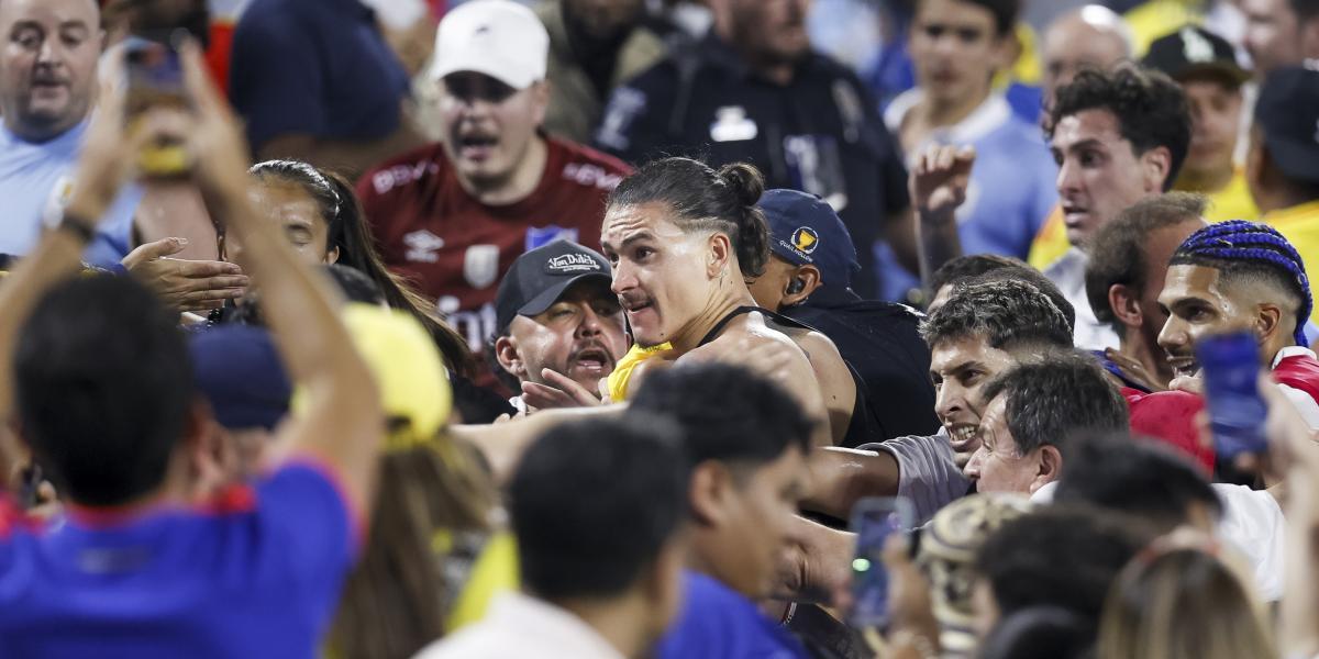 Charlotte (United States), 10/07/2024.- Uruguay's Darwin Nunez (C) scuffles with fans after Uruguay lost after the CONMEBOL Copa America 2024 semi-finals match between Uruguay and Colombia in Charlotte, North Carolina, USA, 10 July 2024. EFE/EPA/BRIAN WESTERHOLT