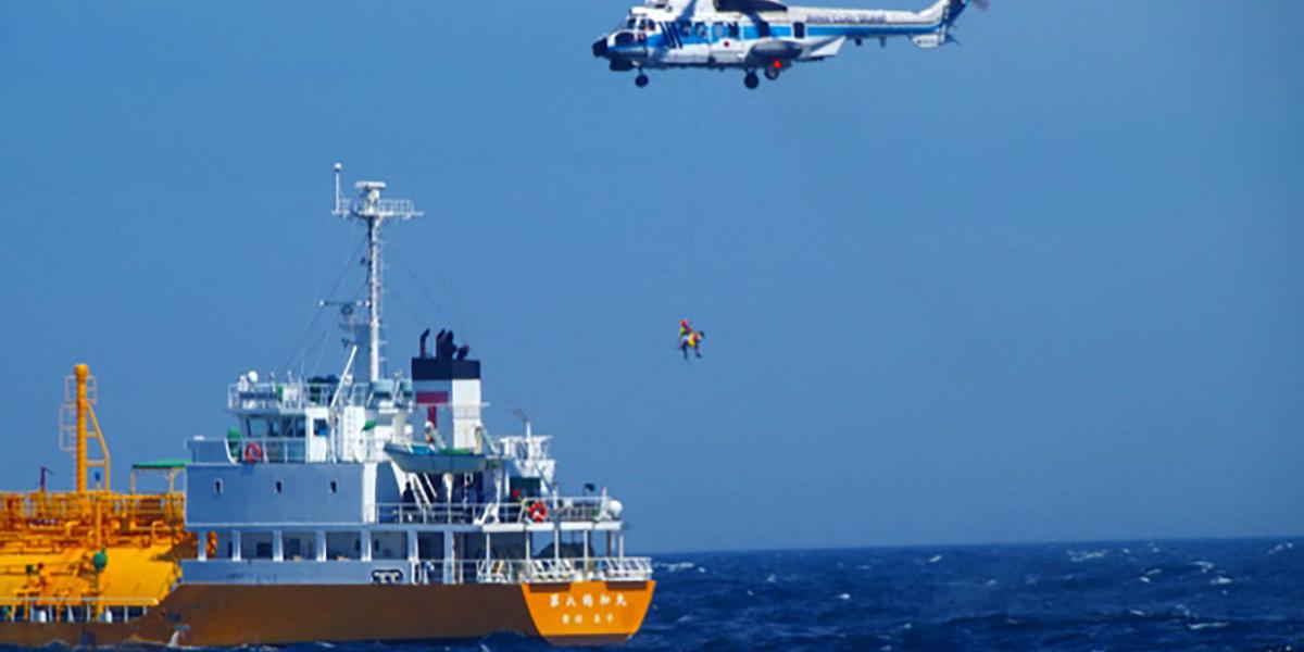 Una fotografía proporcionada por la Oficina de la Guardia Costera de Yokosuka muestra a una mujer china es levantada de un buque de carga por un helicóptero de rescate de la Guardia Costera de Yokosuka frente a MinamiBoso, Prefectura de Chiba,