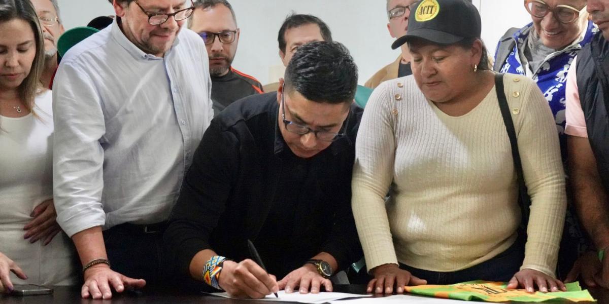 Firma de acuerdo entre el Gobierno Nacional y voceros del movimiento campesino.