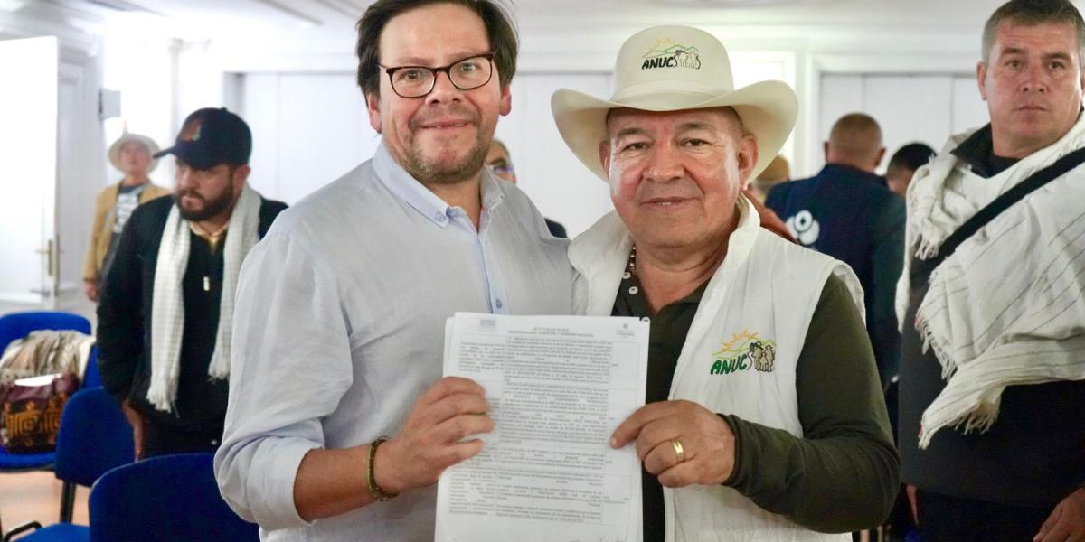 Firma de acuerdo entre el Gobierno Nacional y voceros del movimiento campesino.