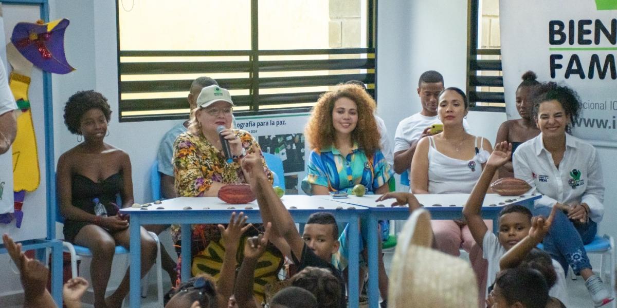 La ministra de Ciencias, Yesenia Olaya y la directora del ICBF, Astrid Cáceres, inauguraron la Casa Atrapasueños en el distrito de Tumaco.