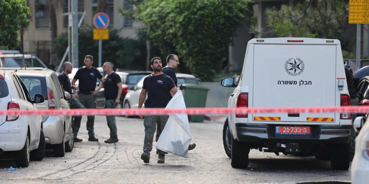 La policía inspecciona los daños en el lugar de una explosión posiblemente causada por un vehículo aéreo no tripulado (UAV), en Tel Aviv.