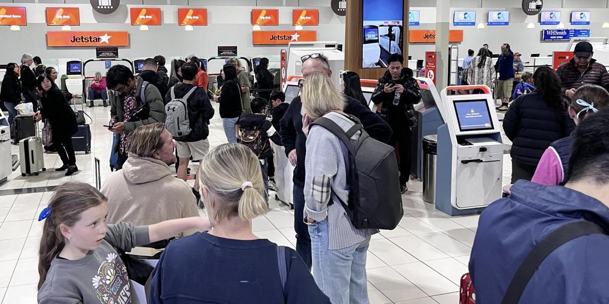 Pasajeros de Jetstar esperan mientras los quioscos de facturación están cerrados debido a una interrupción global de TI en el aeropuerto de Gold Coast en Bilinga, Australia, el 19 de julio de 2024.