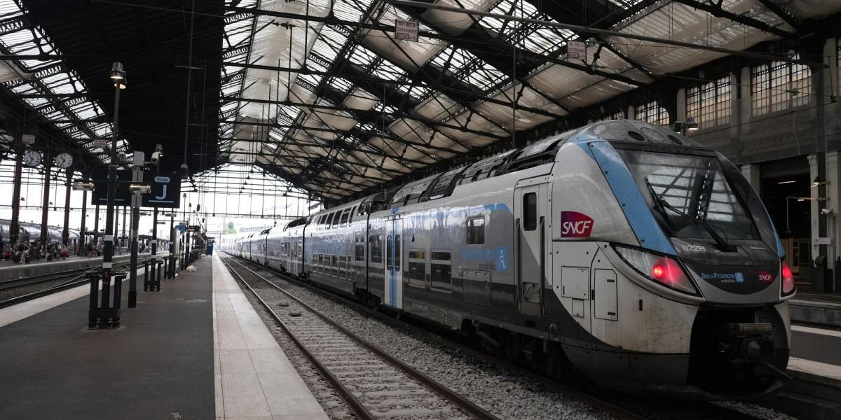 Un tren SNCF junto a una plataforma ferroviaria vacía durante interrupciones del servicio ferroviario en la estación de tren Gare de Lyon en París, Francia, el viernes 26 de julio de 2024.