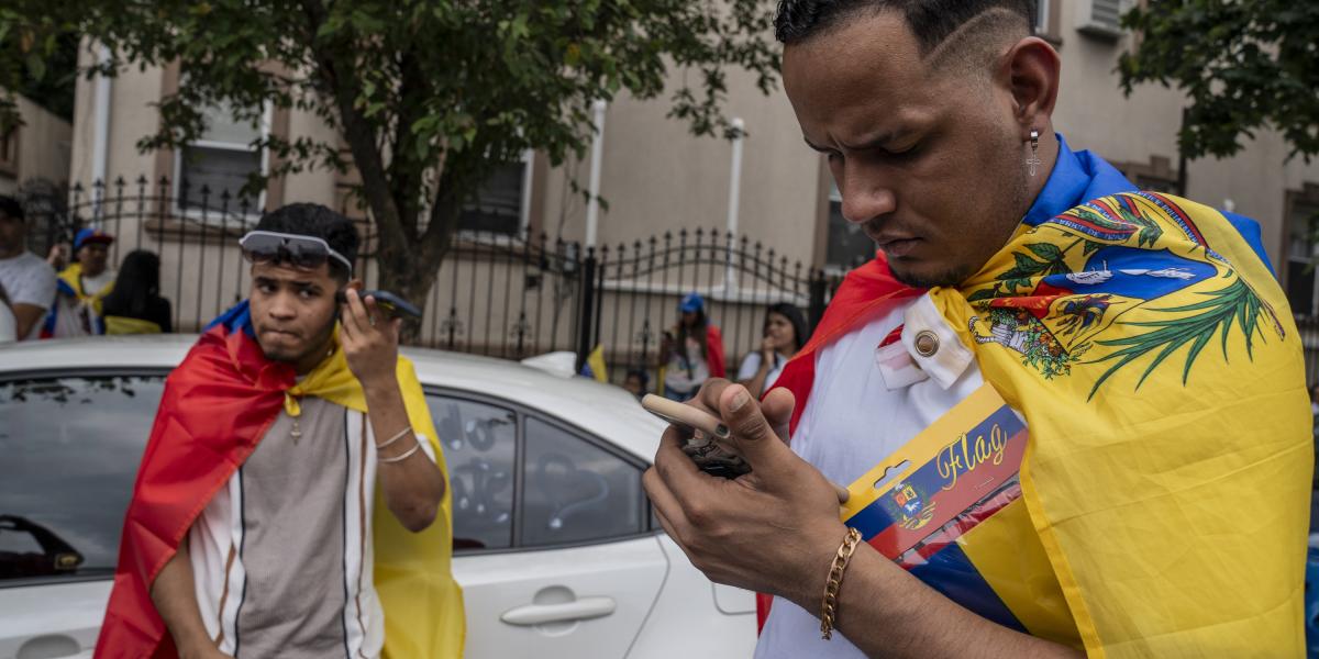 Ciudadanos venezolanos se reúnen a la espera de los resultados de las elecciones presidenciales en su país, este domingo en Queens, en Nueva York (Estados Unidos). EFE/ Angel Colmenares