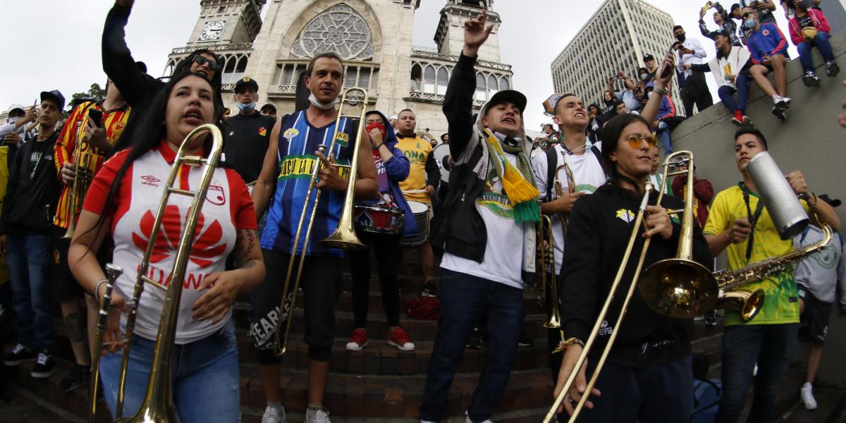 Batucadas de diferentes equipos del fútbol colombiano participaron en el encuentro de barristas de Manizales en 2022.