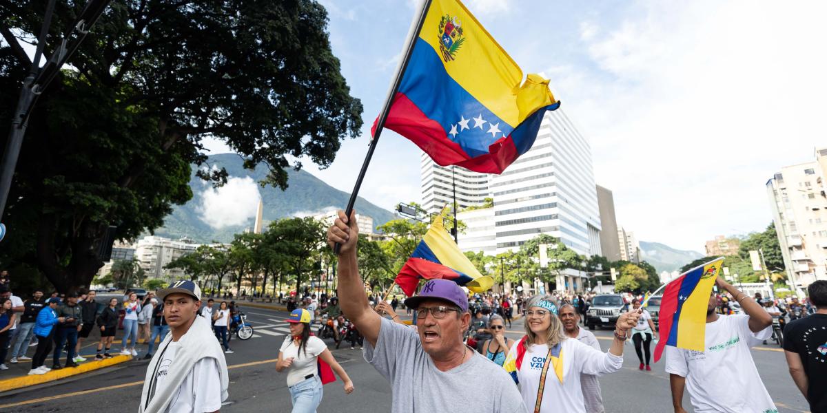 Fotografía de este lunes de personas durante una protesta por los resultados de las elecciones presidenciales en Caracas (Venezuela).  es en los comicios que dieron la victoria a Nicolás Maduro y otros han sido obligados por Caracas a cerrar sus Embajadas en el país caribeño y retirar su personal. EFE/ Ronald Peña