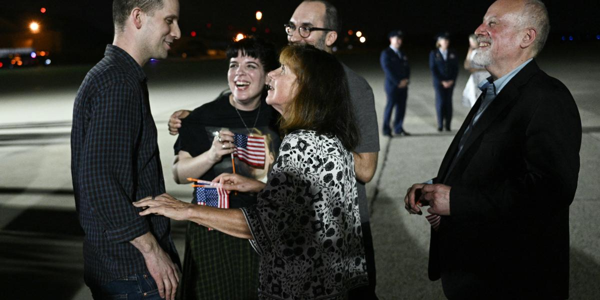 El periodista estadounidense Evan Gershkovich, es recibido por su familia a su regreso a Estados Unidos.