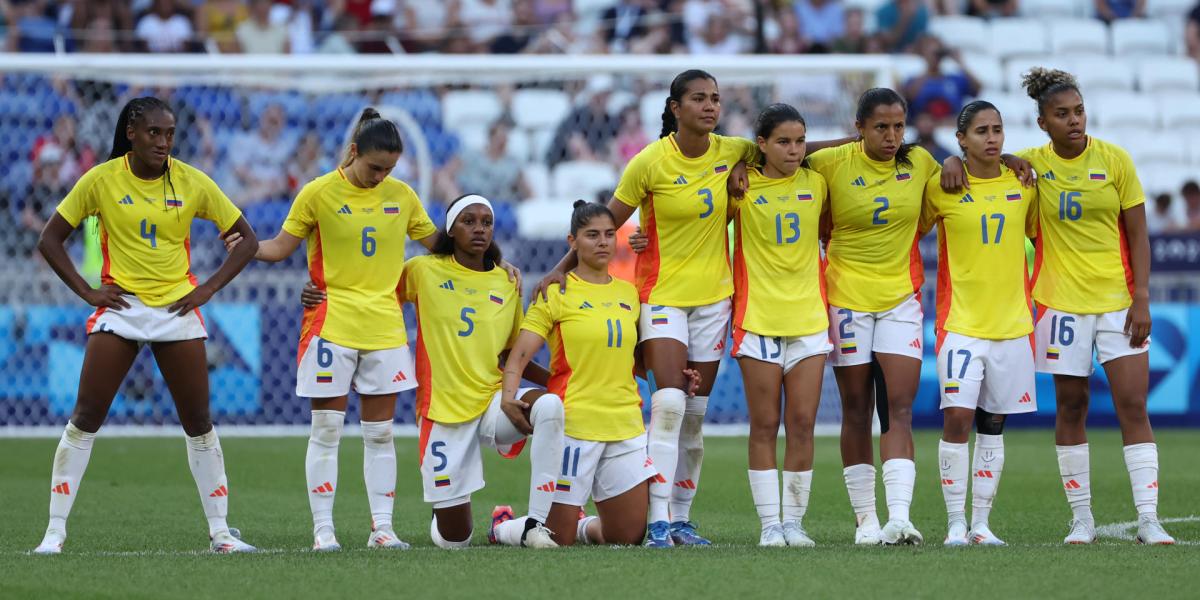 El equipo colombiano observa la tanda de penaltis durante el partido de cuartos de final de fútbol femenino de los Juegos Olímpicos de París 2024, disputado en el Estadio de Lyon.