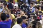 Charlotte (United States), 10/07/2024.- Uruguay's Darwin Nunez (C) scuffles with fans after Uruguay lost after the CONMEBOL Copa America 2024 semi-finals match between Uruguay and Colombia in Charlotte, North Carolina, USA, 10 July 2024. EFE/EPA/BRIAN WESTERHOLT