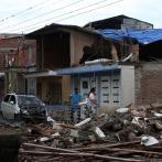 La población sigue recogiendo destrozos, luego del ataque.