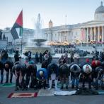 Musulmanes rezan en Trafalgar Square, en Londres.