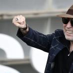 El cantante español Joaquín Sabina posa durante el photocall de la película "Sintiendolo mucho / Feeling it" durante el 70 Festival de Cine de San Sebastián en la ciudad vasca de San Sebastián el 17 de septiembre de 2022.