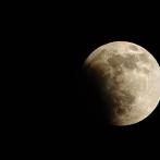 En un eclipse lunar parcial, solo una porción de la Luna atraviesa la umbra.