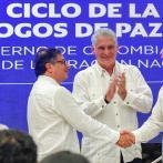 Presidente Petro y Antonio García se dan la mano en firma del cese del fuego en La Habana en junio del 2023.