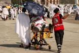 Miembros del equipo médico evacuan a un peregrino musulmán, afectado por el calor abrasador, en la base del monte Arafat.