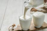 La leche, aunque es curiosa, también funciona como quitamanchas.