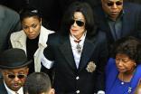 Michael Jackson, saliendo de la Corte en la ciudad de Santa Maria (California) donde se le acusaba por abuso sexual.