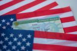 La green card permite vivir y trabajar en Estados Unidos.