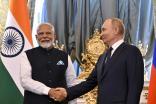 El presidente ruso, Vladimir Putin, y el primer ministro indio, Narendra Modi, se dan la mano durante una reunión en el Kremlin.