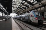 Un tren SNCF junto a una plataforma ferroviaria vacía durante interrupciones del servicio ferroviario en la estación de tren Gare de Lyon en París, Francia, el viernes 26 de julio de 2024.