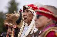 El jefe Arvol Looking Horse dirige ceremonia en el Parque Yellowstone para honrar el nacimiento de un búfalo blanco.