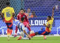 Miami (United States), 15/07/2024.- Nicolas Gonzalez (C) of Argentina tries to score against Colombia's Carlos Cuesta (R), Jefferson Lerma (L), and Camilo Vargas during the CONMEBOL Copa America 2024 final in Miami Gardens, Florida, USA, 14 July 2024. EFE/EPA/CRISTOBAL HERRERA-ULASHKEVICH