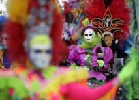 En la Autopista Suroriental, sobre la Calle de la Feria, miles de personas en Cali disfrutaron el segundo día de la 65 Feria de Cali, con el desfile Las Fiestas de Mi Pueblo, organizado por la Gobernación del Valle, en el que todos los municipios del Valle del Cauca mostraron su alegría, cultura, costumbres y creencias, durante cerca de dos kilómetros.