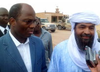 El líder de Ansar Dine, Iyad Ag Ghaly (R), habla junto al entonces Ministro de Asuntos Exteriores de Burkina Faso, Djibrille Bassole, en el aeropuerto de Kidal, al norte de Malí, el 7 de agosto de 2012.