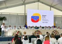 Ambas delegaciones firmaron el acta de inicio en el Centro Cultural Estancia de Caracas.
