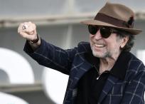 El cantante español Joaquín Sabina posa durante el photocall de la película "Sintiendolo mucho / Feeling it" durante el 70 Festival de Cine de San Sebastián en la ciudad vasca de San Sebastián el 17 de septiembre de 2022.