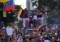 Inicicio de campaña en Venezuela. Machado y González en la multitud.