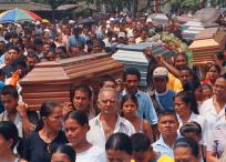 Foto de archivo del 2002 que muestra el sepelio de las víctimas de la masacre cometida por las Farc en la Finca Villa Lucía, en Apartadó, Urabá antioqueño.