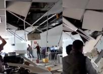 En las imágenes se ve cuando el techo colapsa.