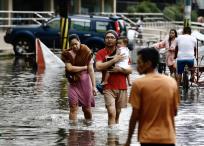 Afectados en Filipinas por el paso de un tifón.