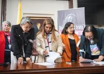 Senadora Sonia Bernal junto a las representantes a la Cámara, Alexandra Vásquez y Jennifer Pedraza.