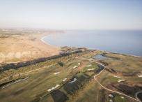 El Río Verdura seco  separa los campos de golf verdes de un hotel de lujo del paisaje árido en Sciacca. 