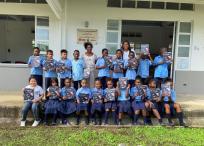 Nayely Waitotó (a la derecha), junto a un grupo de niños de la escuela Zoila Emilia Garcés de Pizarro y su profesora, Nelly Rivas, quienes sostienen una de las obras de la colección ‘Leer es Mi Cuento’.