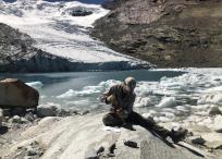 Un investigador recoge una muestra de lecho rocoso del glaciar Queshque, en los Andes peruanos. Las muestras muestran que los glaciares tropicales han retrocedido hasta alcanzar su tamaño más pequeño en más de 11.700 años, según las mediciones de nucleidos cosmogénicos en el lecho rocoso recientemente expuesto, según informa en la revista Science un equipo internacional de científicos dirigido por investigadores de la Universidad de Boston.