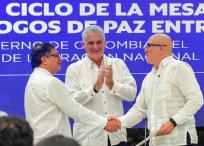 Presidente Petro y Antonio García se dan la mano en firma del cese del fuego en La Habana en junio del 2023.
