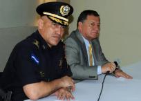 Fotografía de archivo en la que se ve al entonces director de la policía de Honduras, Juan Carlos Bonilla (i), y al ministro de Seguridad, Pompeyo Bonilla (d), en 2012. EFE/STR