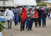 Familiares de los niños que estaban en el dormitorio incendiado en Kenia.