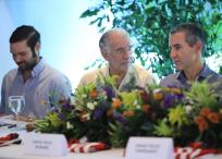 El gobernador del Atlántico, Eduardo Verano, y el CEO y fundador de Nubank, David Vélez, durante el conversatorio celebrado en Barranquilla.